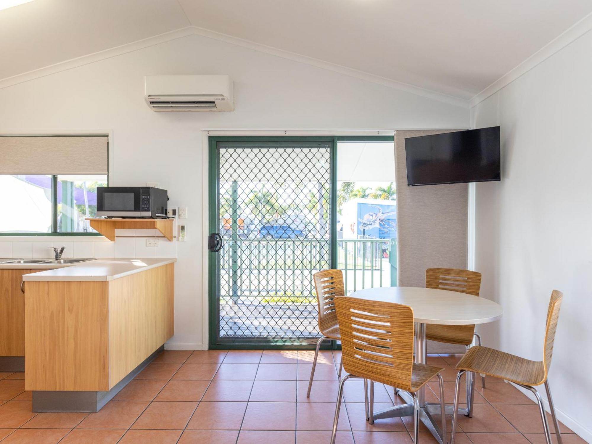 Nrma Bowen Beachfront Holiday Park Стая снимка