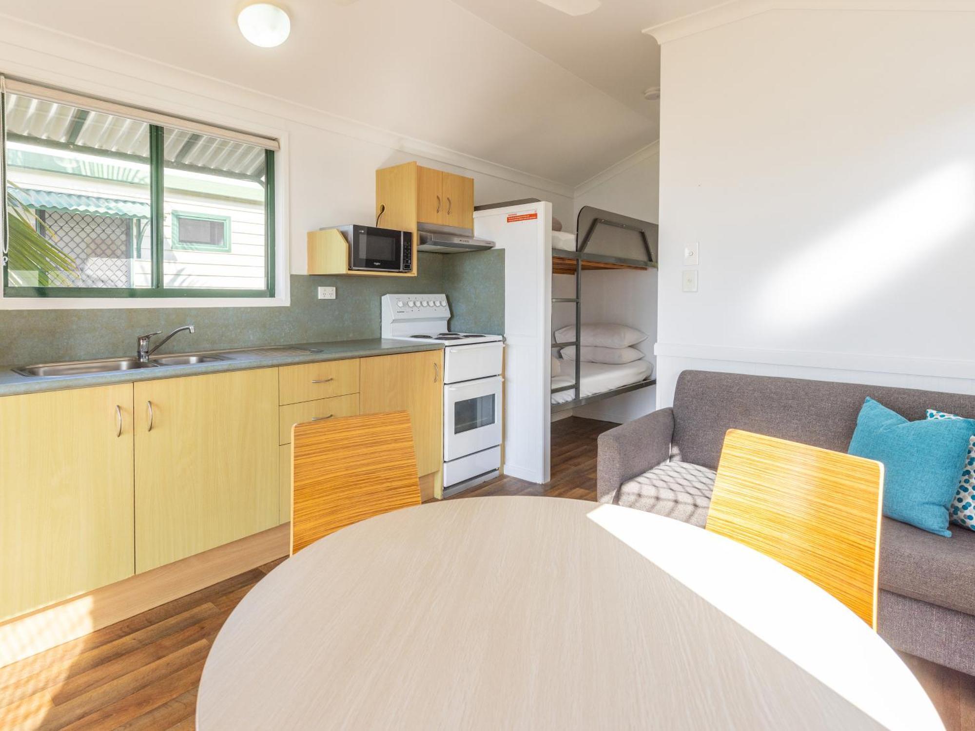 Nrma Bowen Beachfront Holiday Park Стая снимка